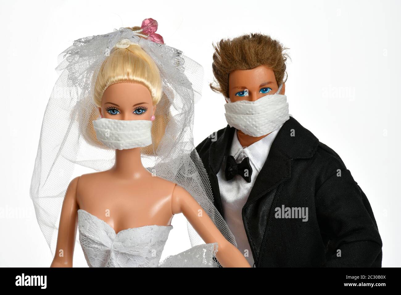 Imagen de símbolo, bodas canceladas, compañía de juguetes Mattel en crisis, Barbie y Ken con máscaras, Corona crisis, Alemania Foto de stock