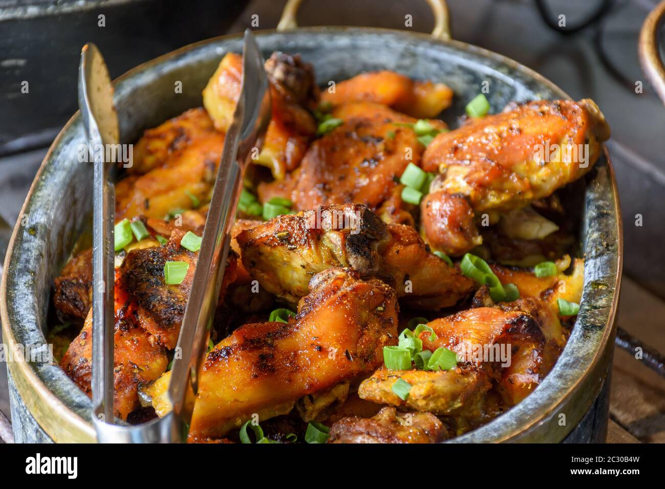 Pollo en comida tradicional brasileña, ollas de arcilla y estufa de madera Foto de stock