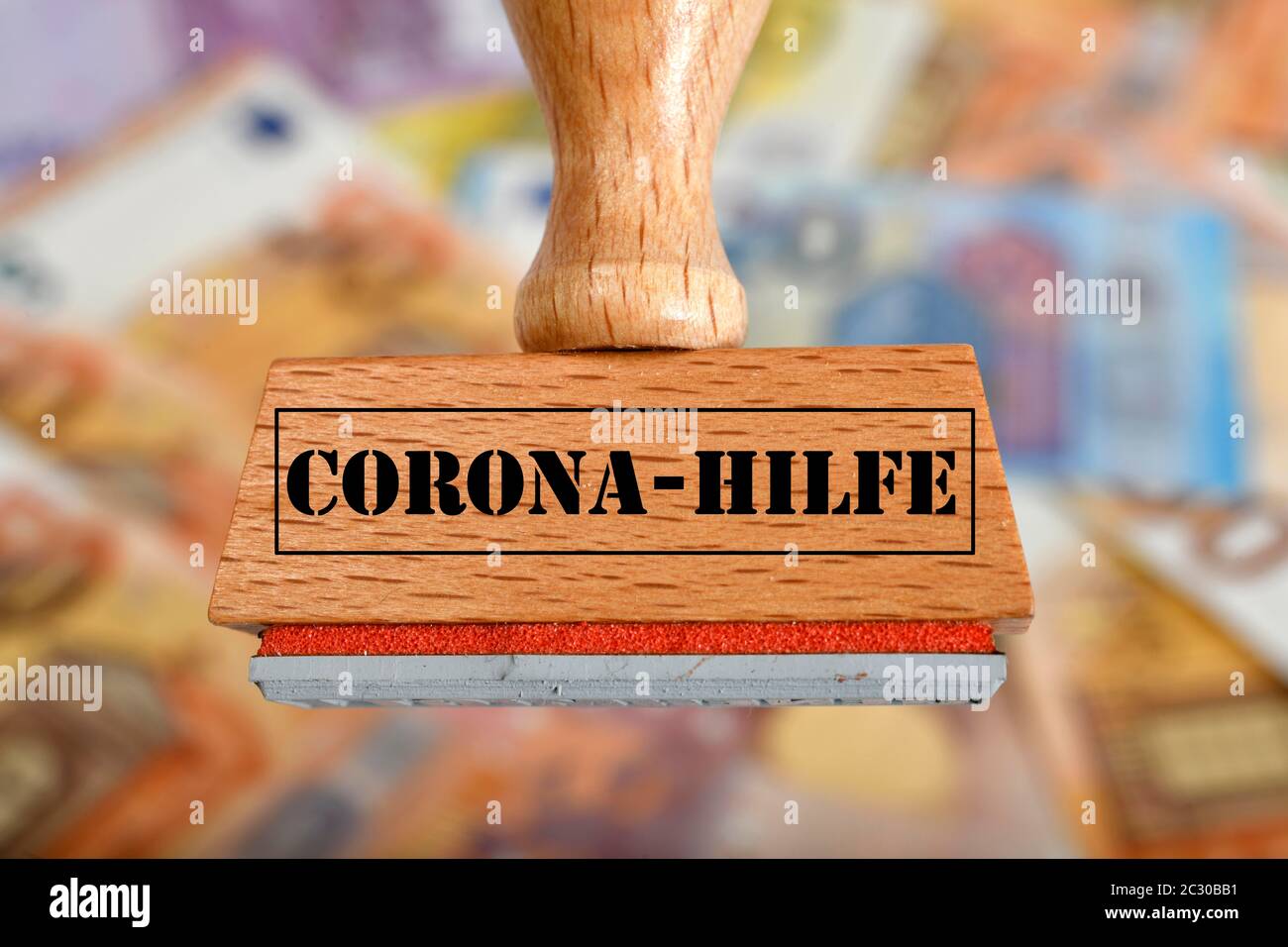 Imagen de símbolo paquete de estímulo económico, sello con la inscripción CORONA-HILFE, Alemania Foto de stock