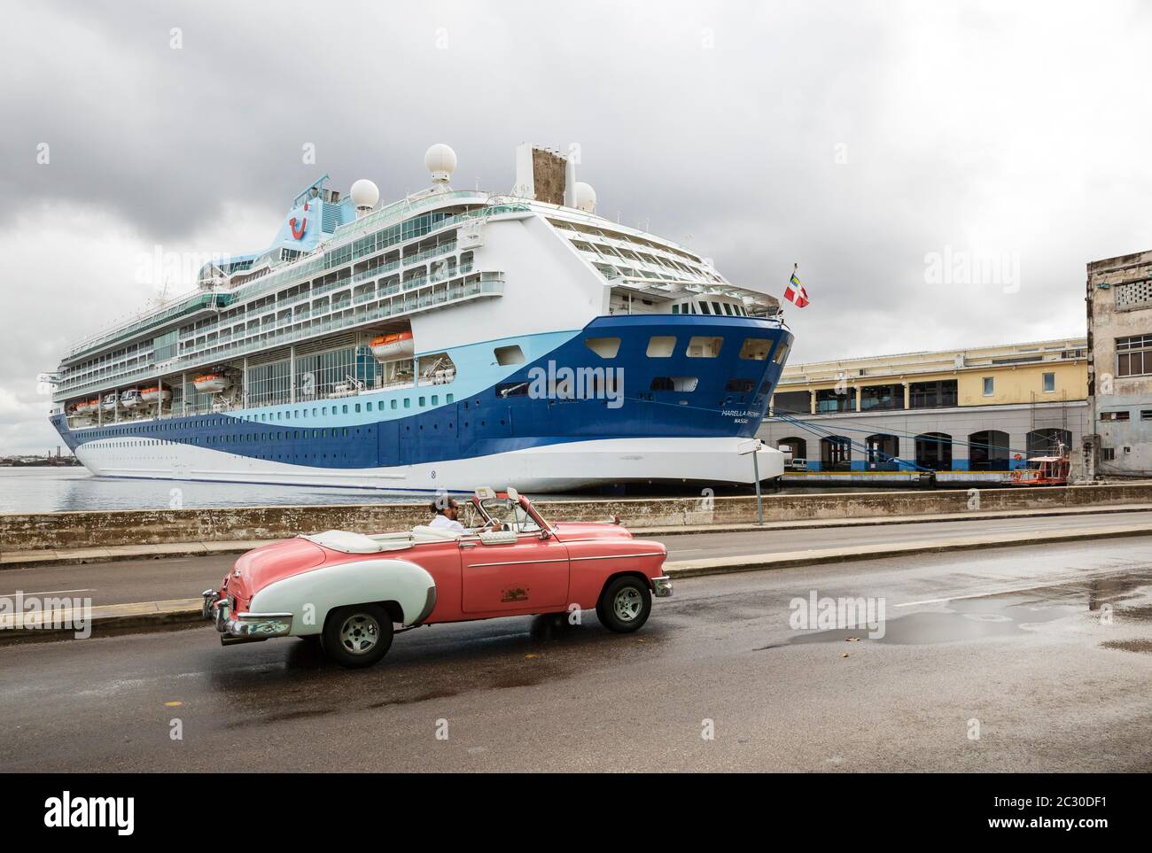 Crucero y coche clásico de EE.UU. Desde los años 50 en la terminal de cruceros de la Habana, la Habana, Cuba Foto de stock