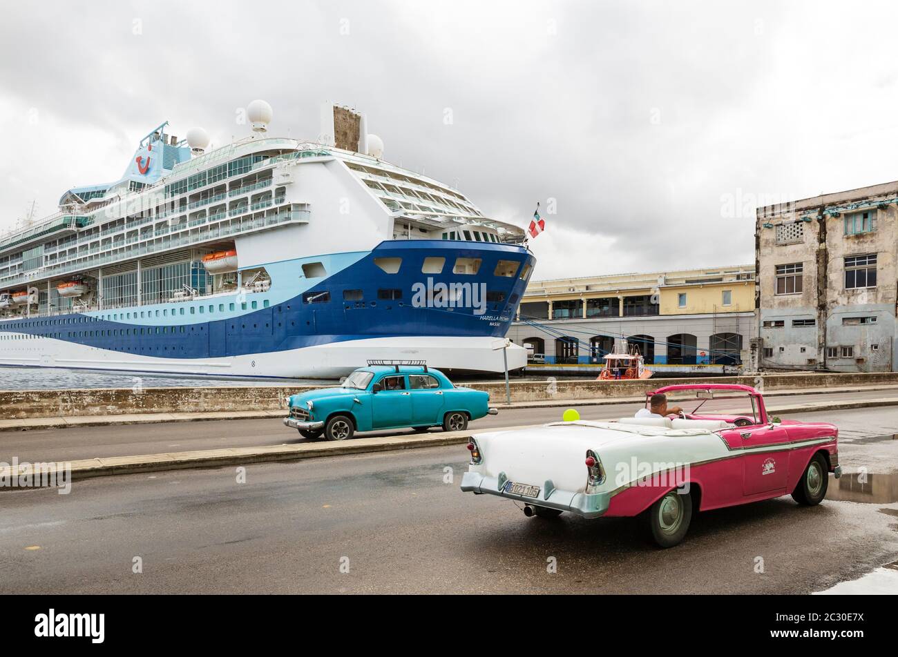 Crucero y coche clásico de EE.UU. Desde los años 50 en la terminal de cruceros de la Habana, la Habana, Cuba Foto de stock