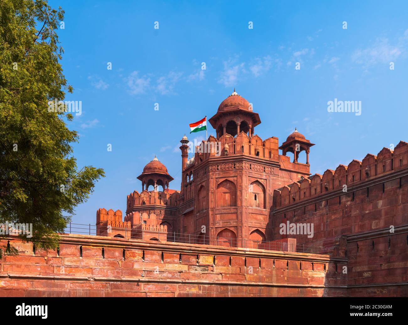 La Puerta de Lahore y las murallas del fuerte Rojo, Delhi, India Foto de stock