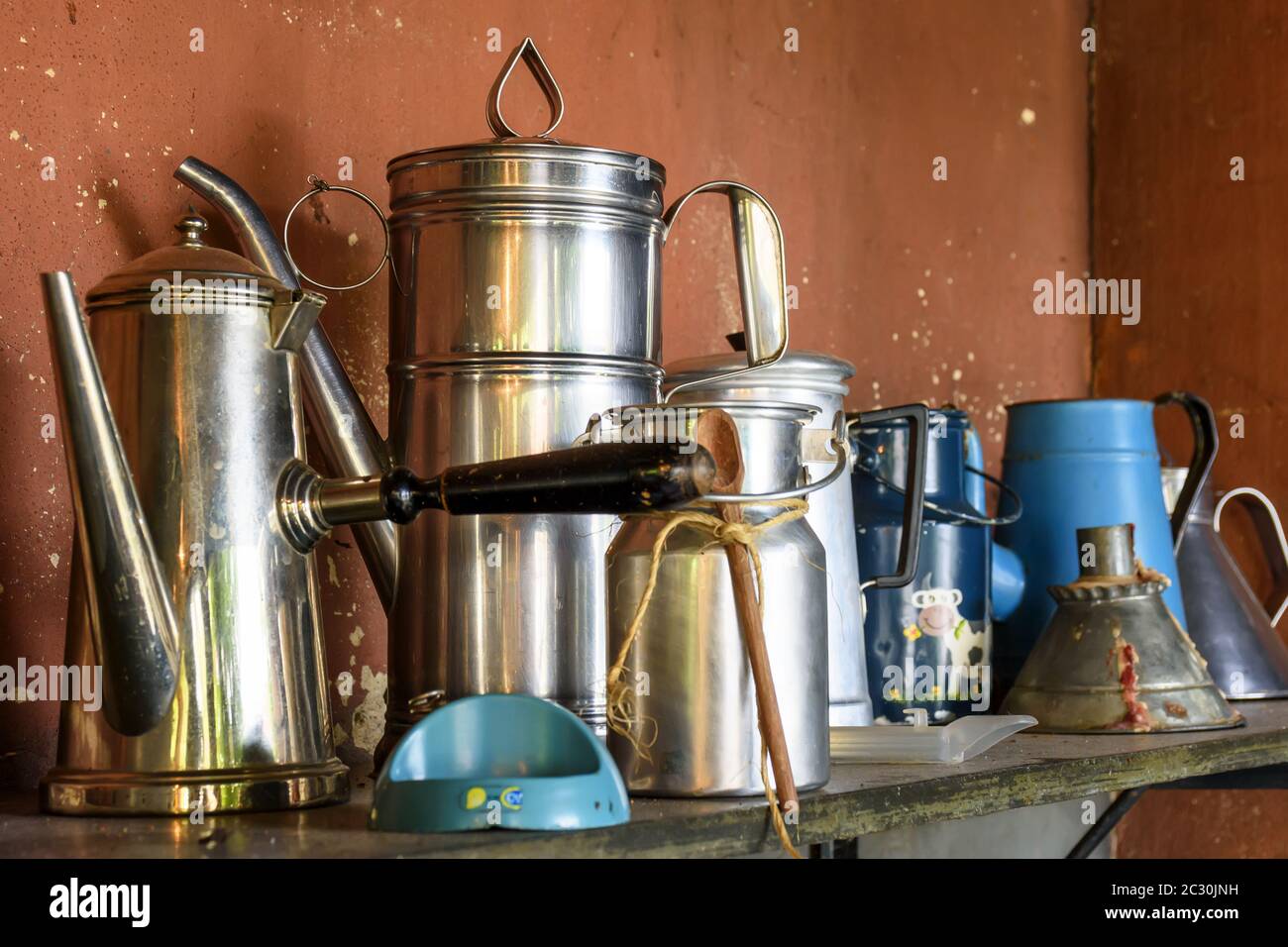 Viejas y usadas cafeteras en la granja brasileña Foto de stock