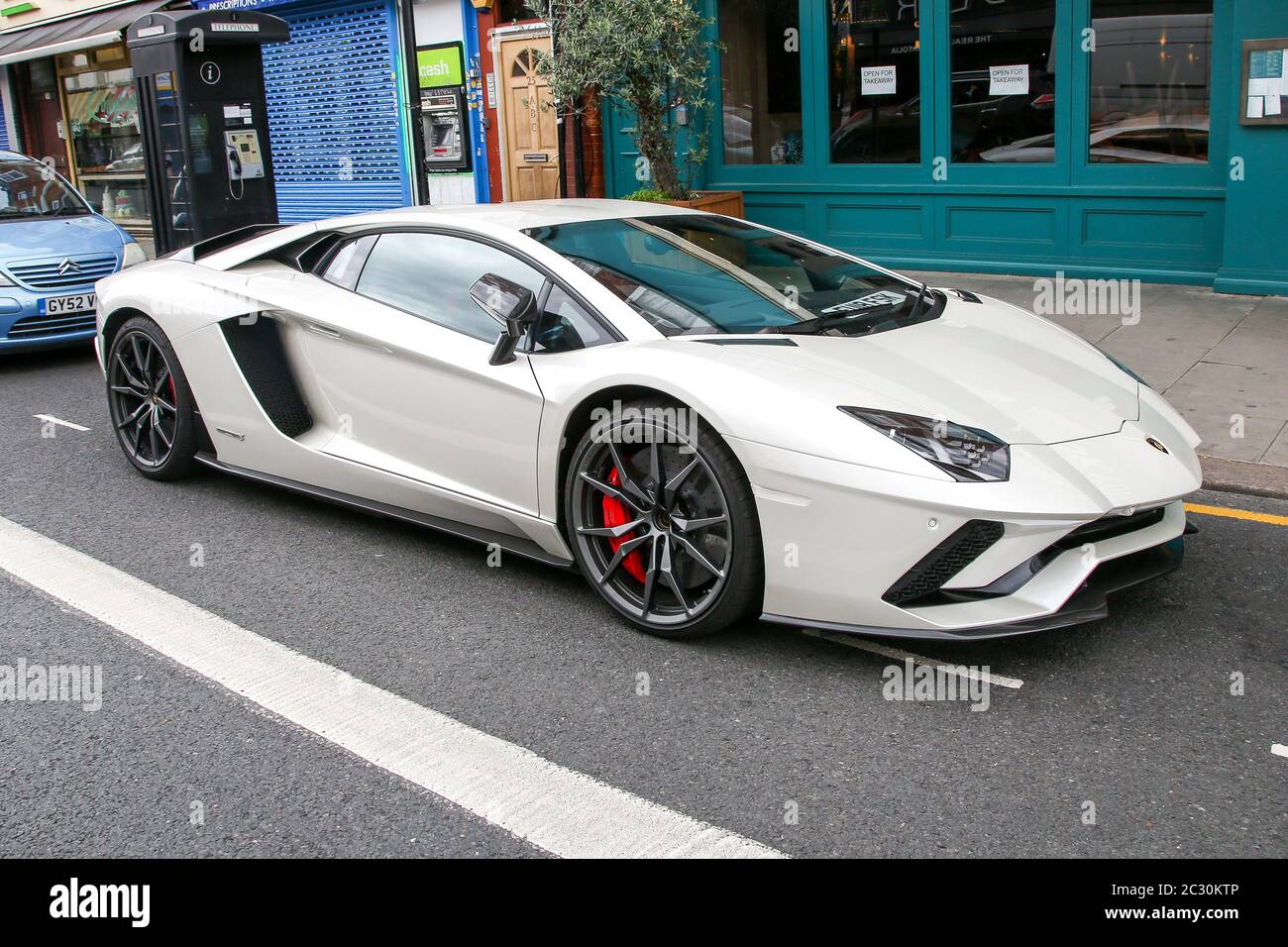 Un coche deportivo Lamborghini Aventador se ve estacionado en las calles  del norte de Londres Fotografía de stock - Alamy