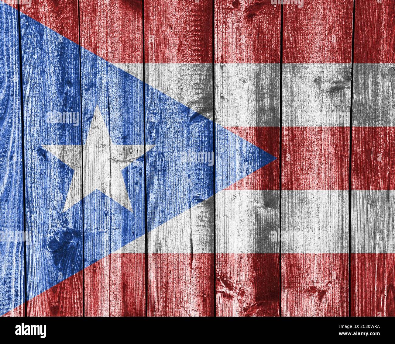 La bandera de Puerto Rico sobre la antigua muralla de madera Fotografía de  stock - Alamy