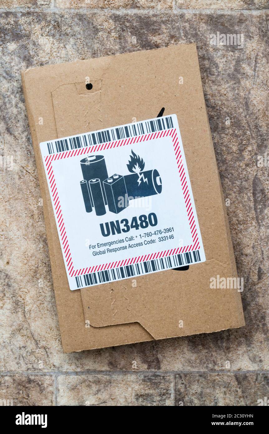 Etiqueta UN3480 en un paquete que contiene una batería de ión litio. Foto de stock