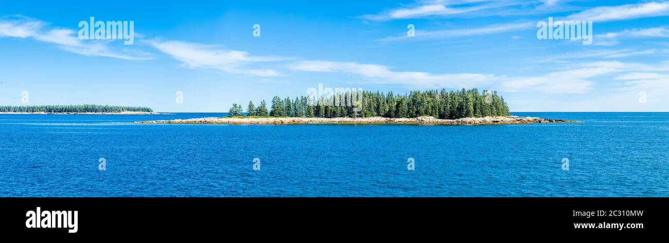 Isla frente a la Península Schoodic en el Océano Atlántico, Maine, Estados Unidos Foto de stock