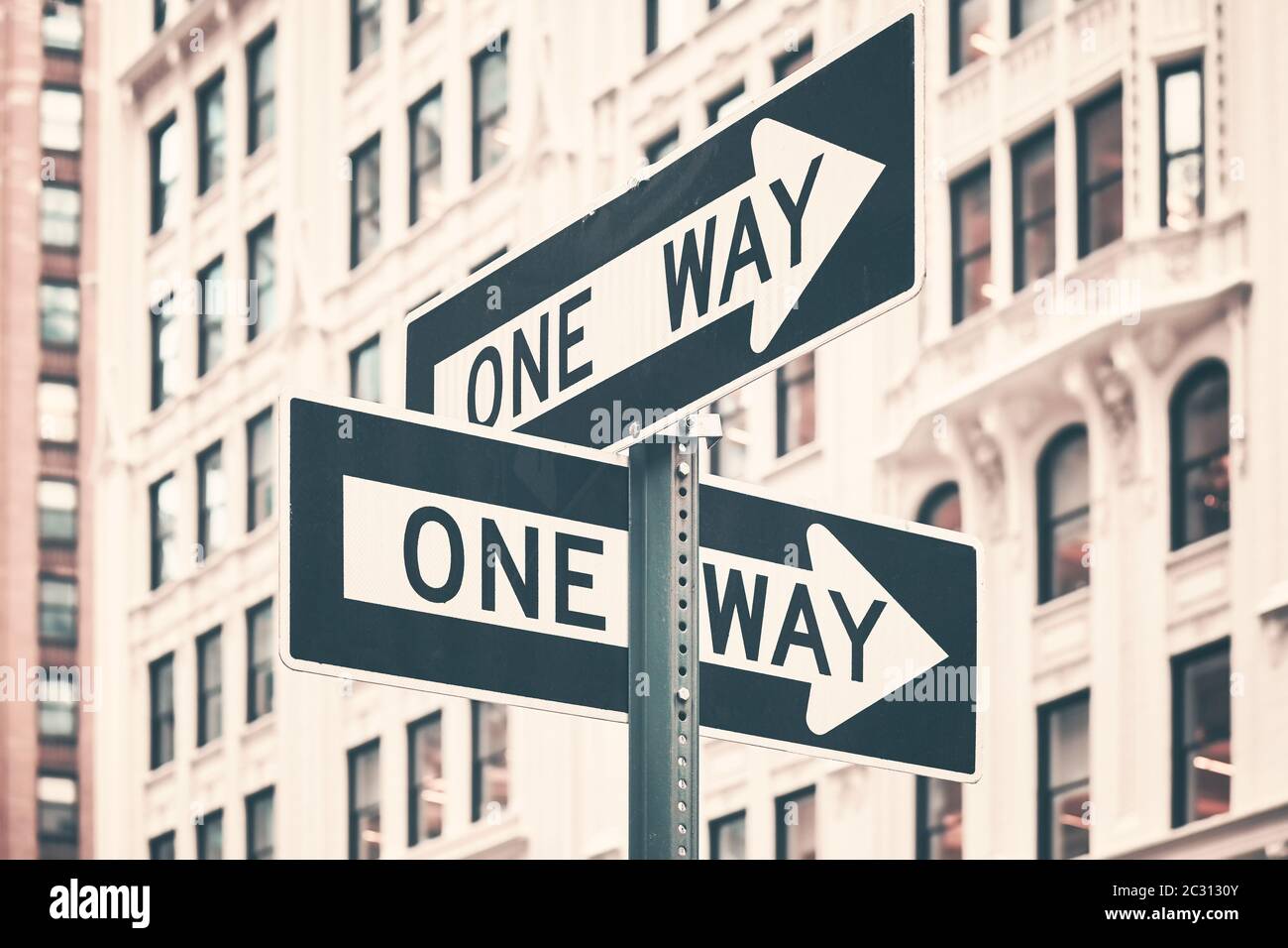 Señales de flecha de una dirección en la ciudad de Nueva York, tono de