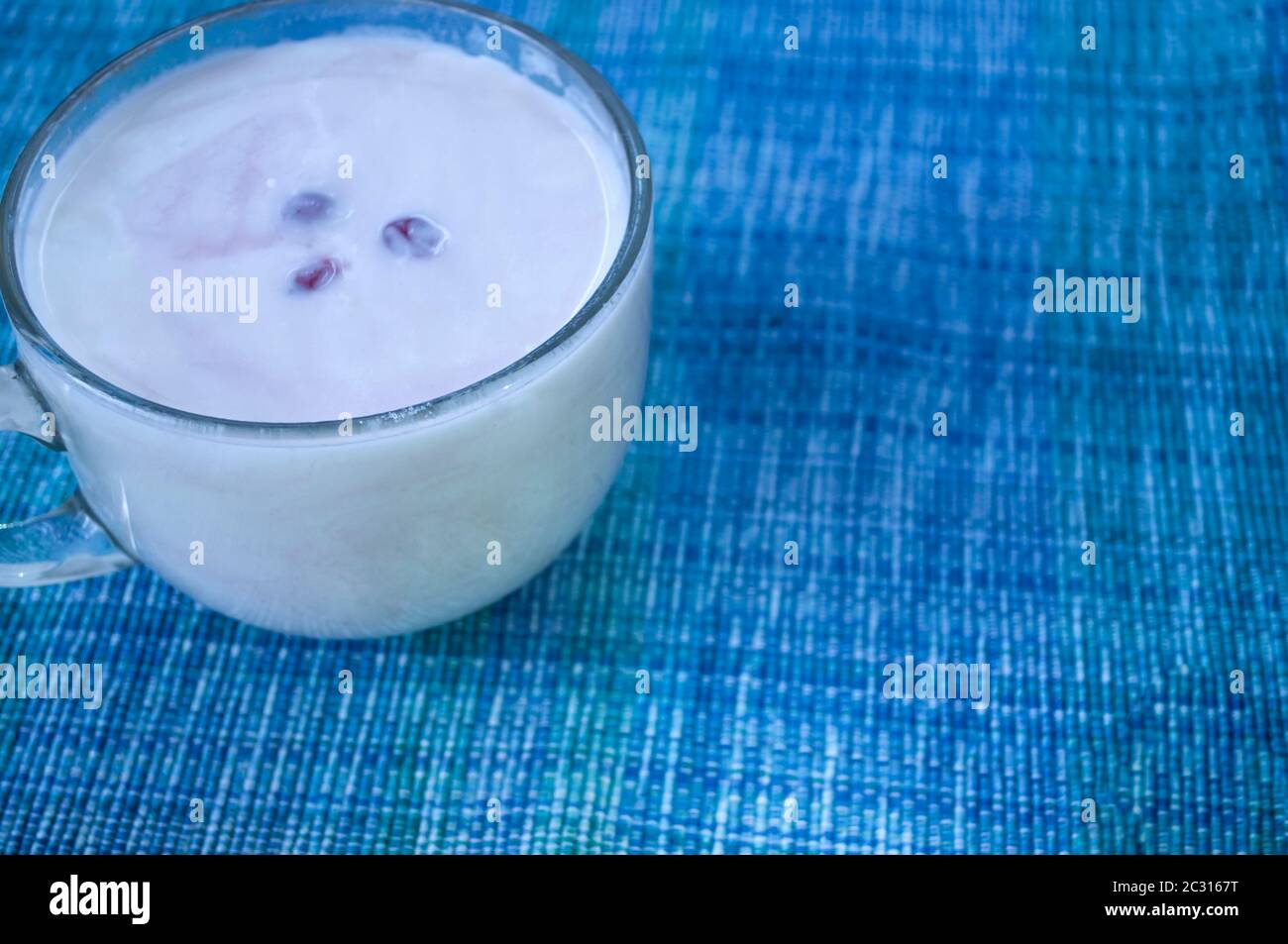Yogur en una taza transparente con bayas de currant. Foto con lugar para texto. Productos dietéticos, productos lácteos. Desintoxicación del cuerpo Foto de stock