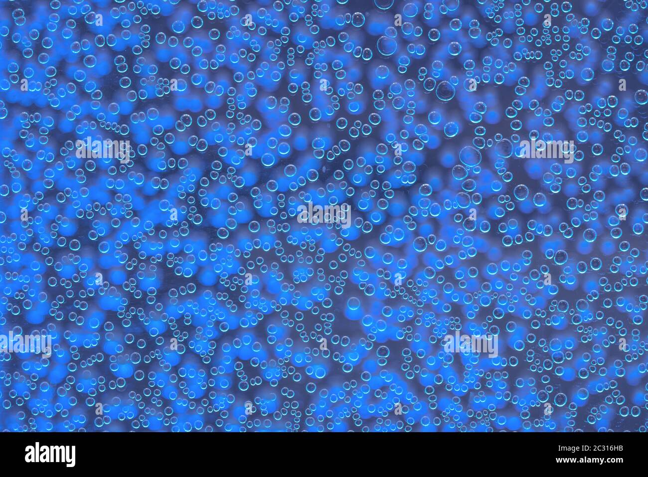 Textura muy detalladas de líquido gaseoso con chispeantes burbujas azules Foto de stock