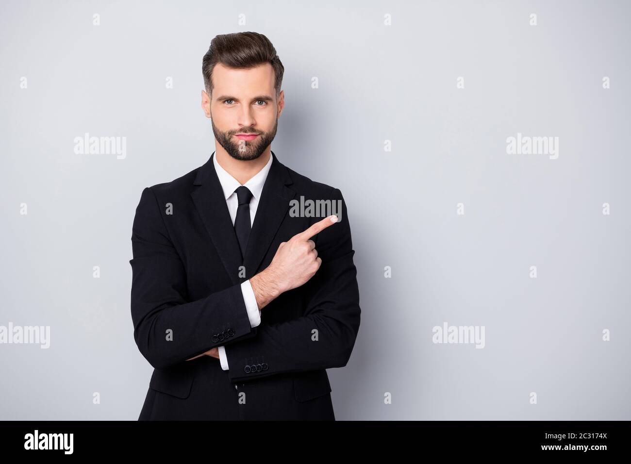 Retrato de éxito confiado hombre abogado punto índice dedo copia espacio  presente promo ropa de vestir conjunto aislado sobre fondo gris color  Fotografía de stock - Alamy