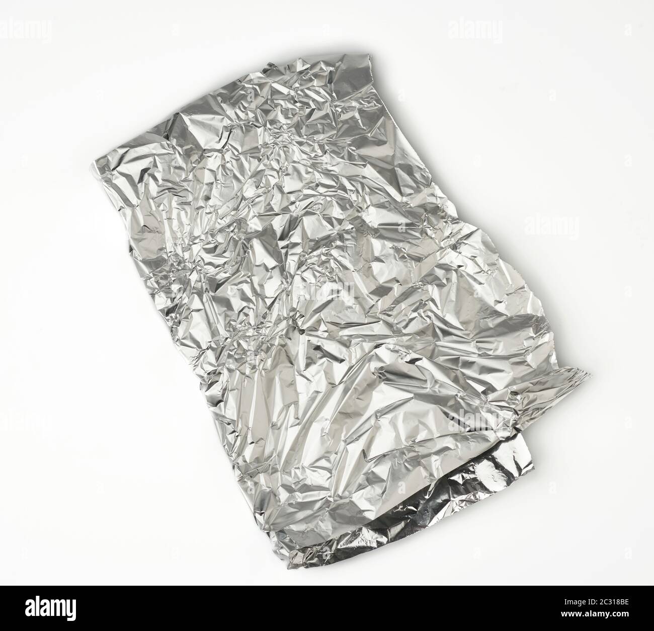 trozo de papel de aluminio desmenuzado sobre fondo blanco, material de  embalaje para alimentos y objetos Fotografía de stock - Alamy