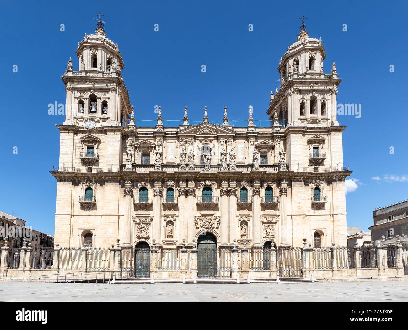 La catedral histórica de Jaén, España. Vista de la fachada principal de