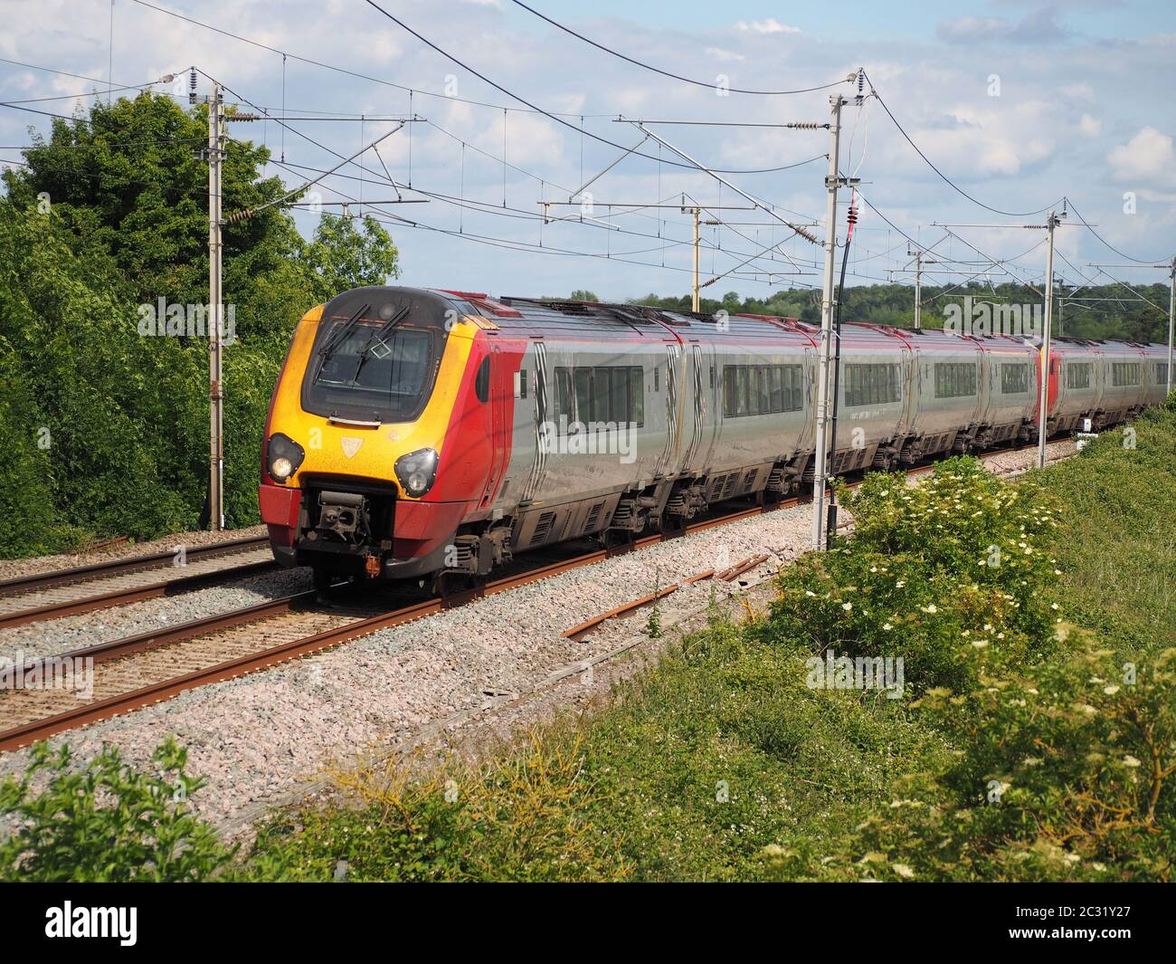 Un Avanti West Coast Class 221 Super Voyager potencia la línea principal de la costa oeste cerca de Blisworth, Northamptonshire Foto de stock