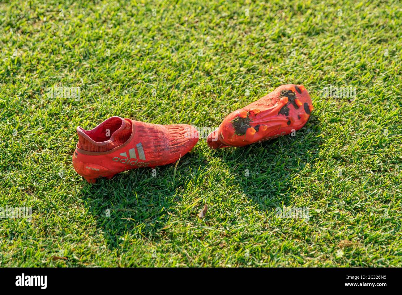 Calzado De Fútbol Rojo Fotos e Imágenes de stock - Alamy