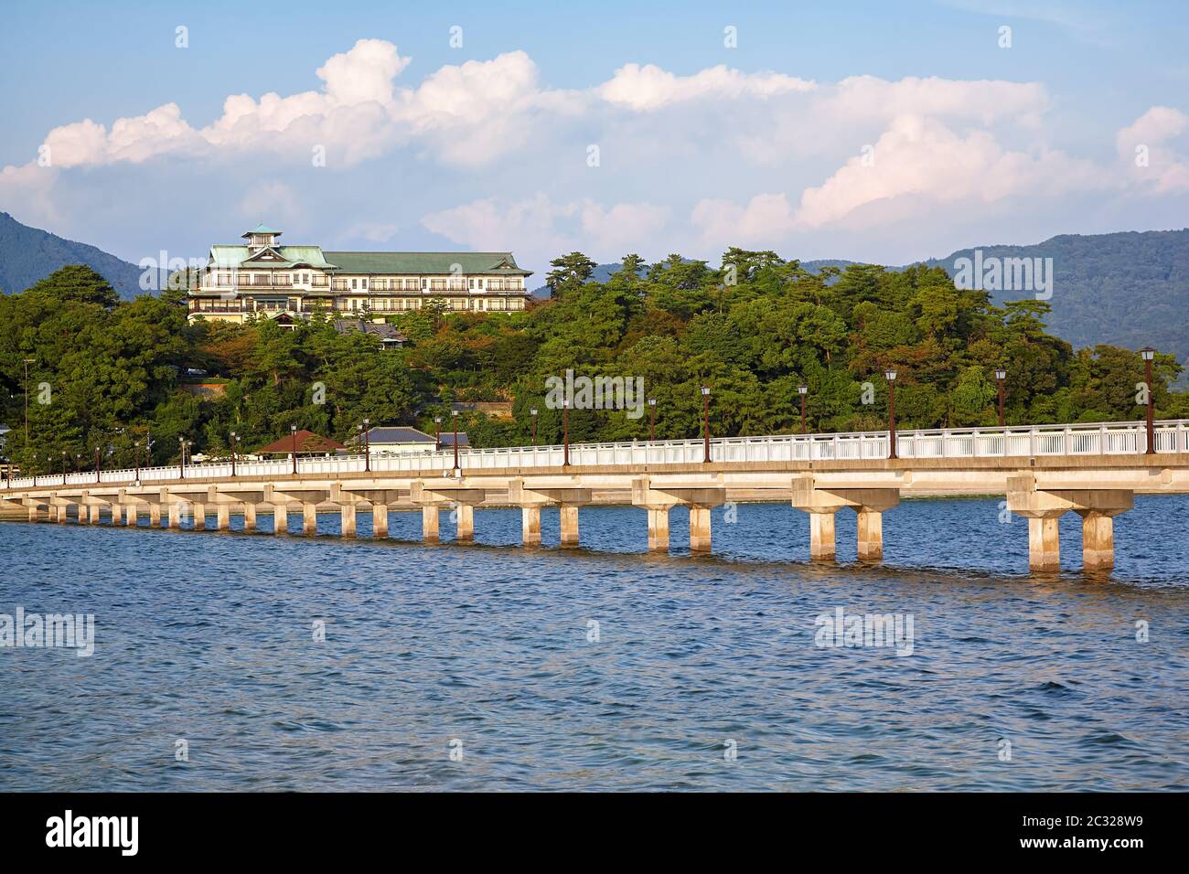 Puente para tomar la isla en Gamagori, Japón Foto de stock