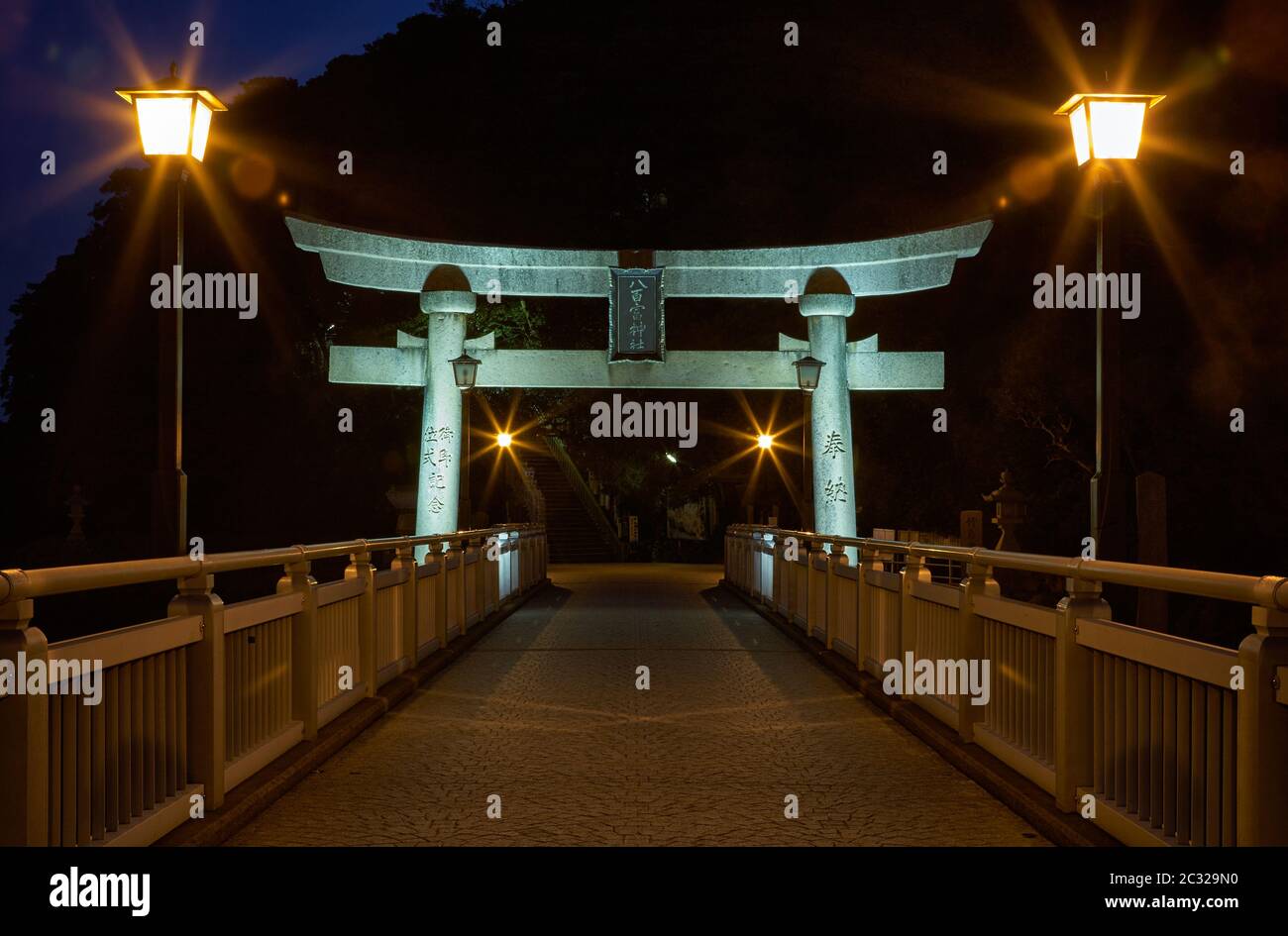 Vista nocturna en el puente desde la isla de Take a Gamagori, Japón Foto de stock