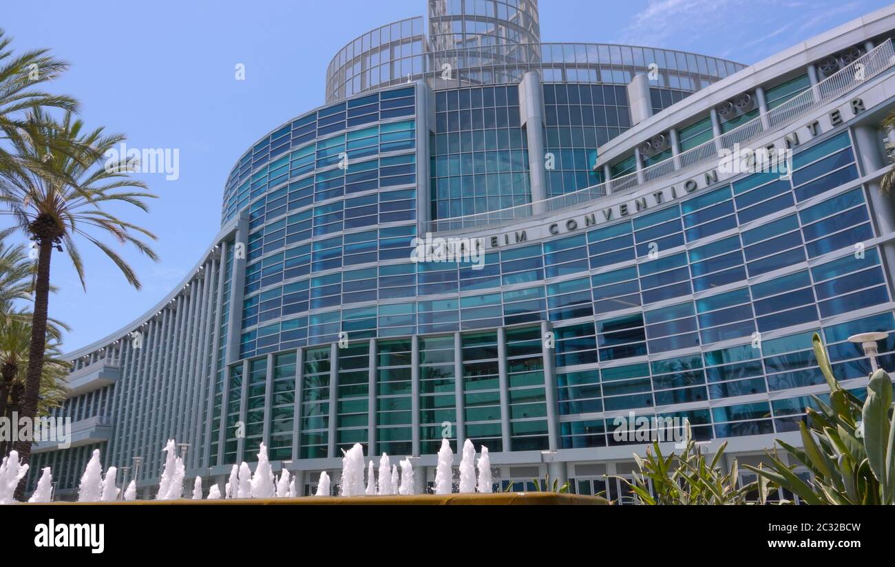 Vista de la entrada principal del Centro de Convenciones de Anaheim con fuente y palmeras Foto de stock