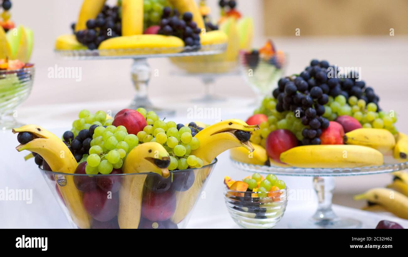 varias frutas en una mesa, decoración de alimentos, imagen de un Fotografía  de stock - Alamy