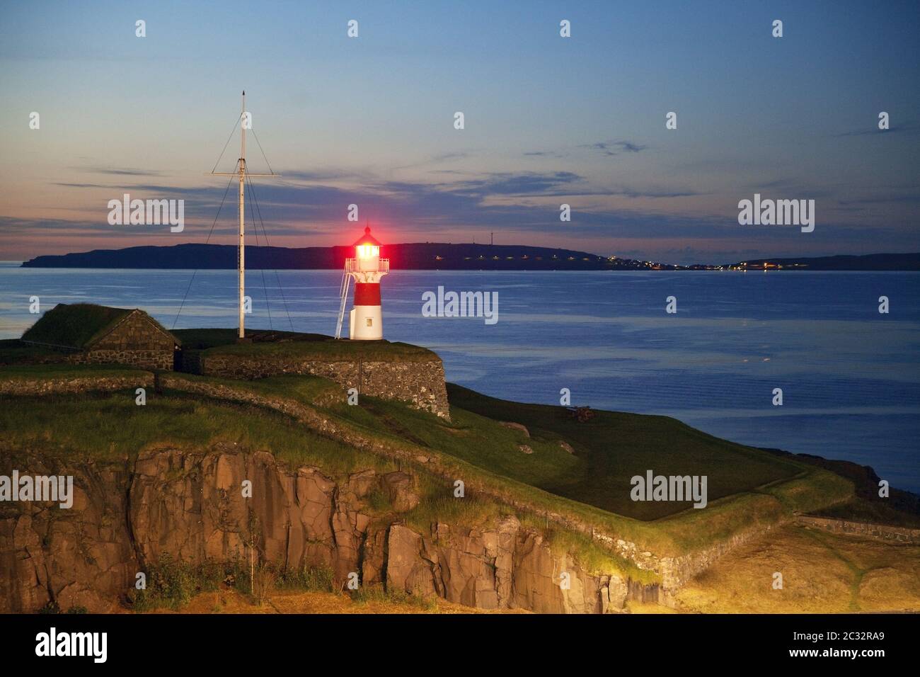 Faro de Skansin por la noche, fortaleza histórica, Tórshavn, Streymoy, Faroeer, Dinamarca, Europa Foto de stock