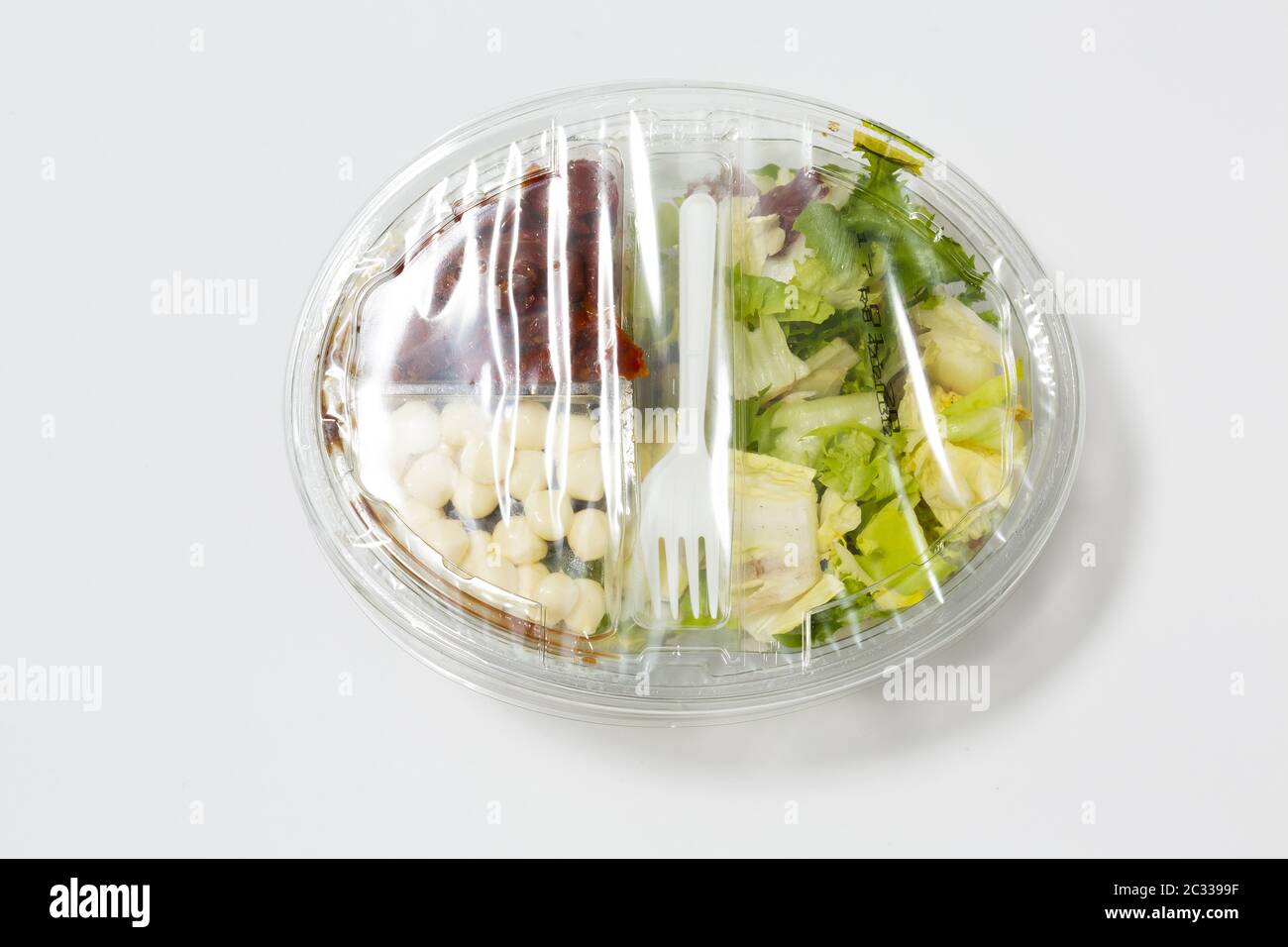 Ensalada en envases de plástico fotografías e imágenes de alta resolución -  Alamy