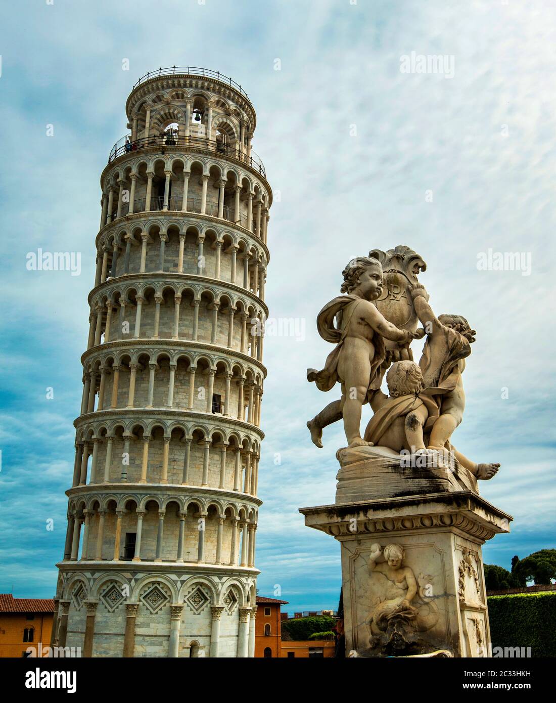Torre inclinada de Pisa, Pisa, Toscana, Italia. La Torre inclinada de Pisa es una de las estructuras arquitectónicas más notables de la Europa medieval. Foto de stock