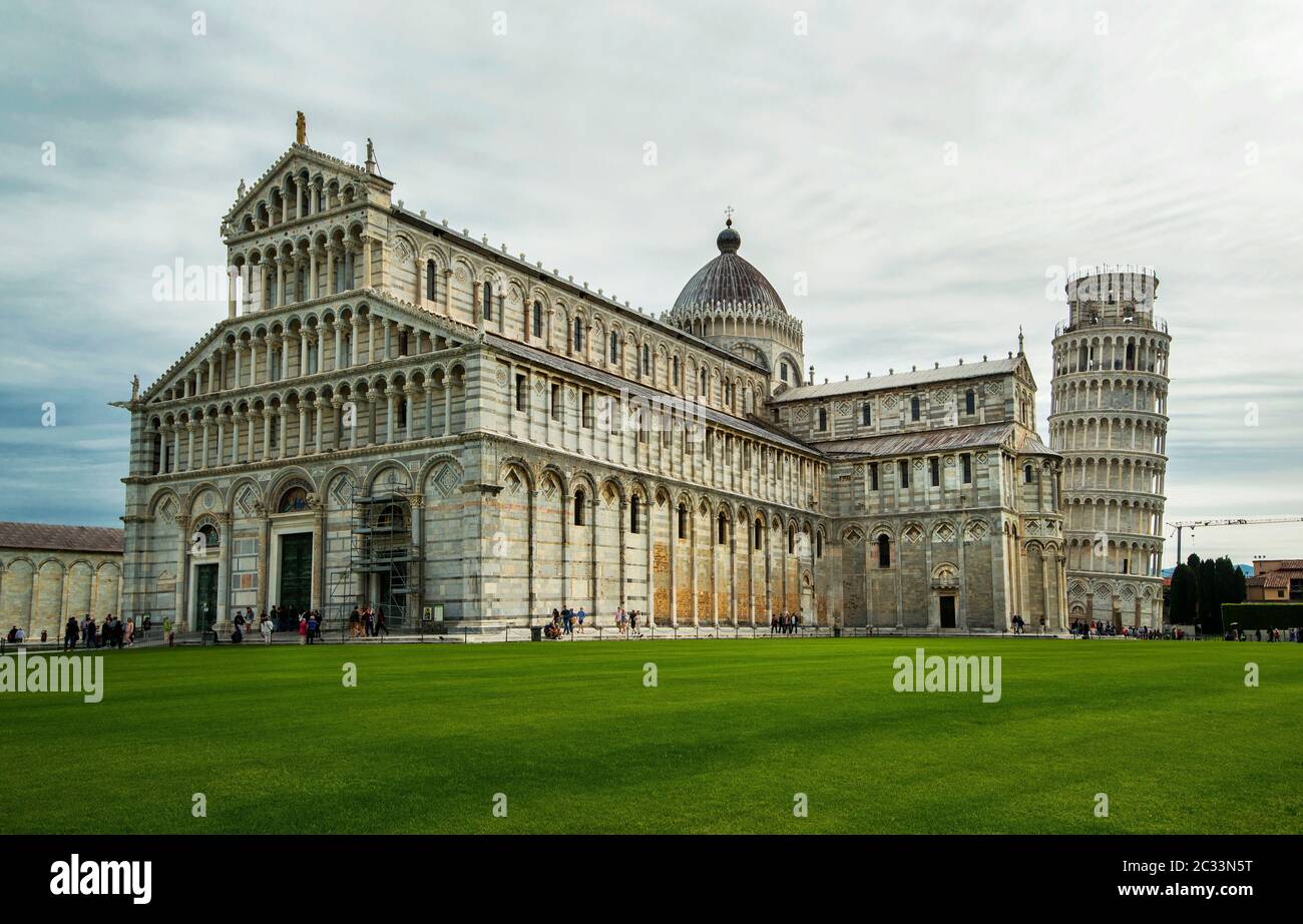 Catedral de Pisa con la Torre inclinada de Pisa en la Piazza dei Miracoli, Pisa, Toscana, Italia; dedicada a la Asunción de la Virgen María. Foto de stock