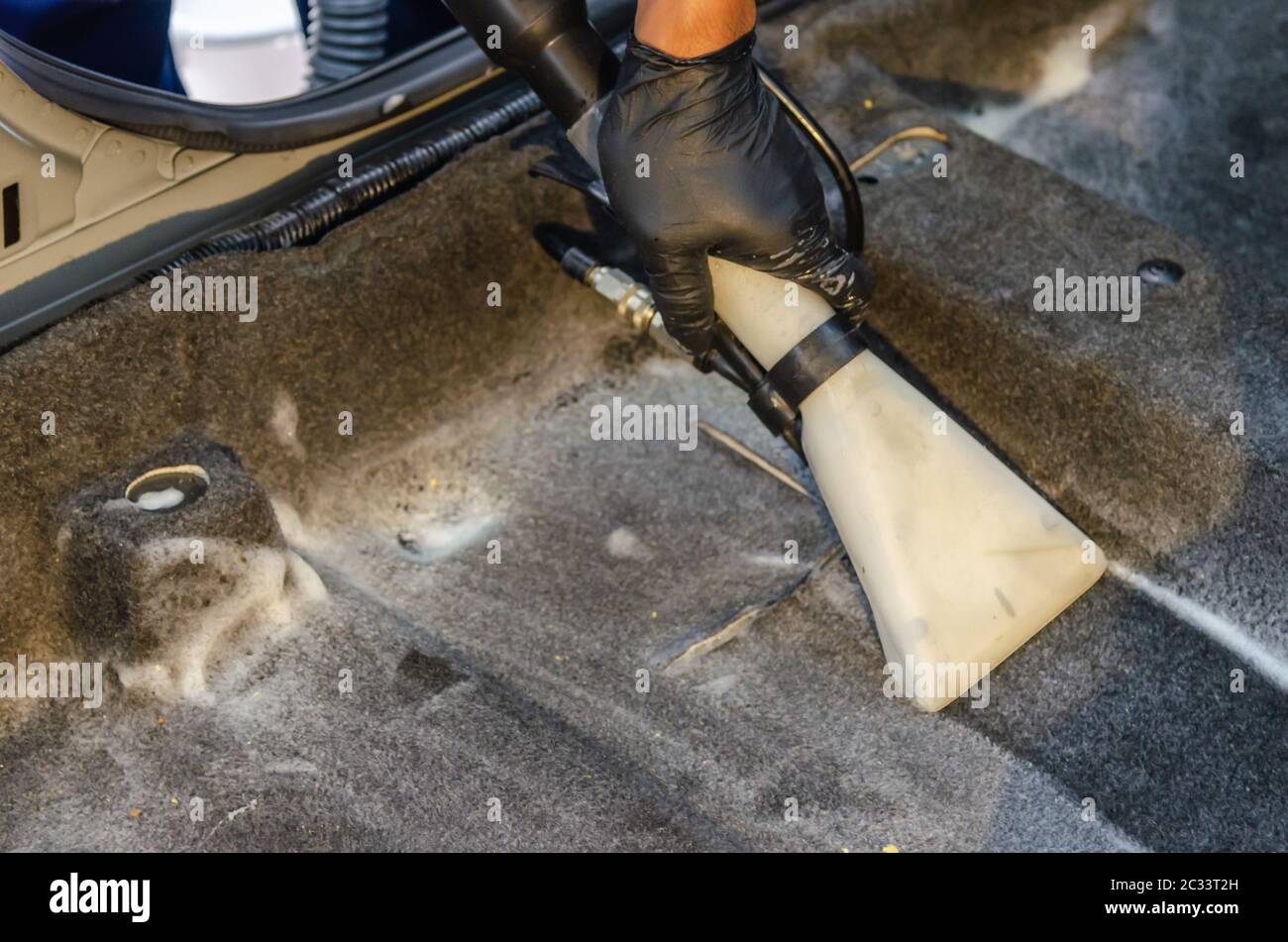 Lavar la moqueta del coche con un aspirador en la moqueta Fotografía de  stock - Alamy
