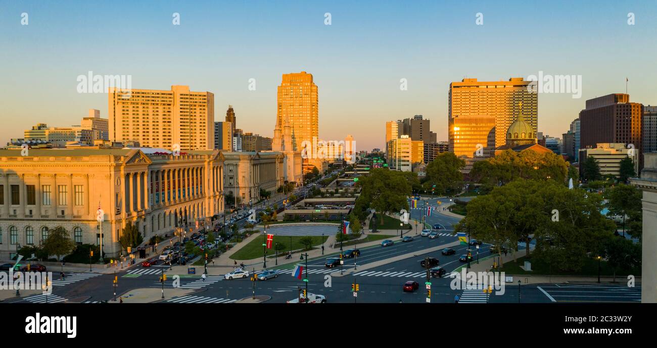 La última luz del atardecer golpea los edificios en el centro de Filadelfia, Pensilvania Foto de stock