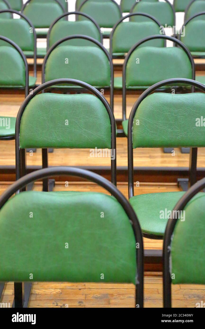 Sillas de hierro con cómodos asientos blandos Foto de stock