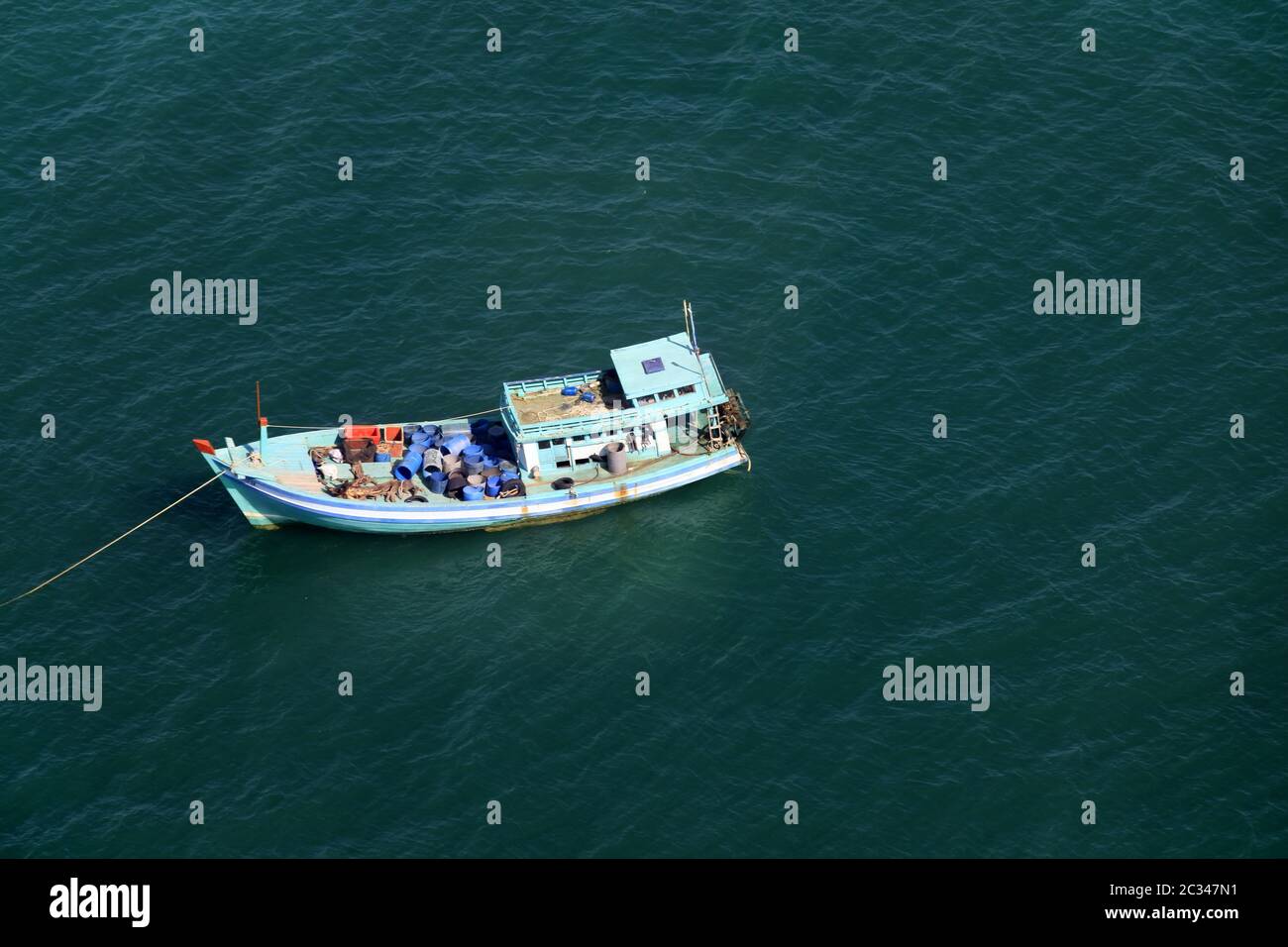 Pesca en barco vietnamita desde arriba. Phu Quoc Foto de stock