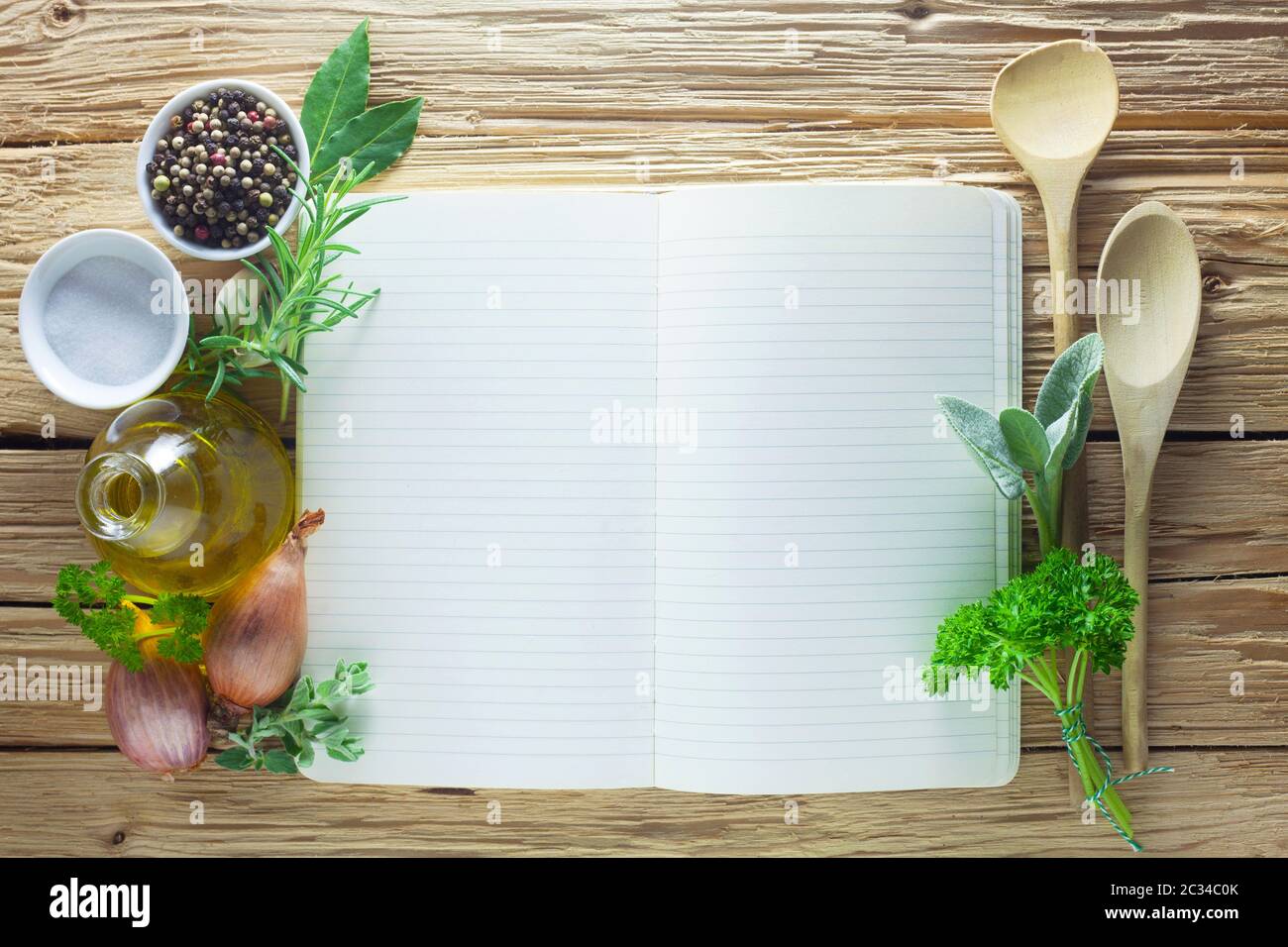 Libro de recetas páginas en blanco (espacio para texto) con ingredientes de  cocina y utensilios Fotografía de stock - Alamy