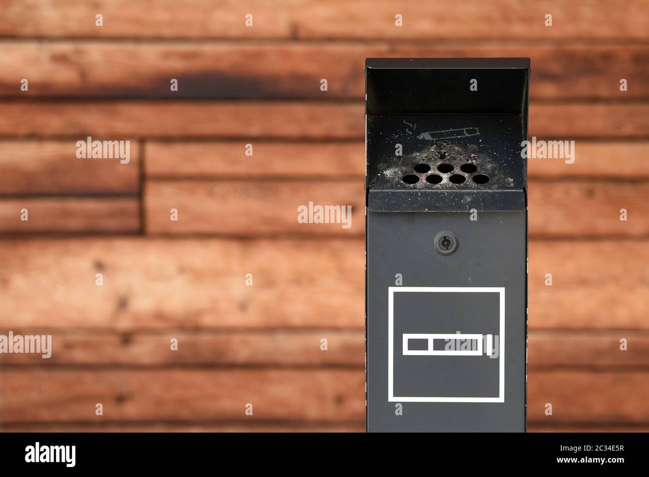 Ein Aschenbecher im Freien - un cenicero al aire libre Foto de stock