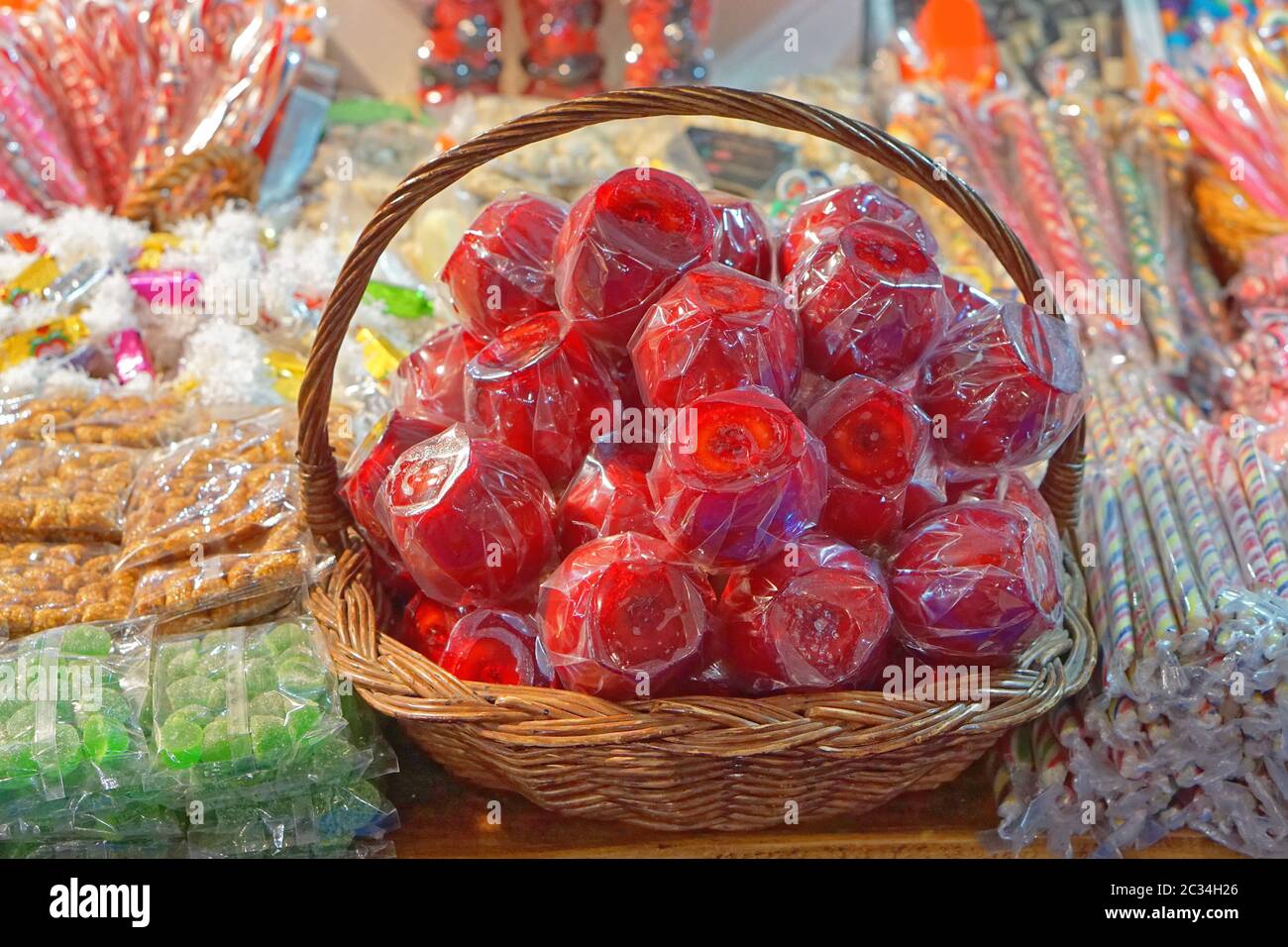 Manzanas de caramelo rojo en la cesta en la feria Foto de stock