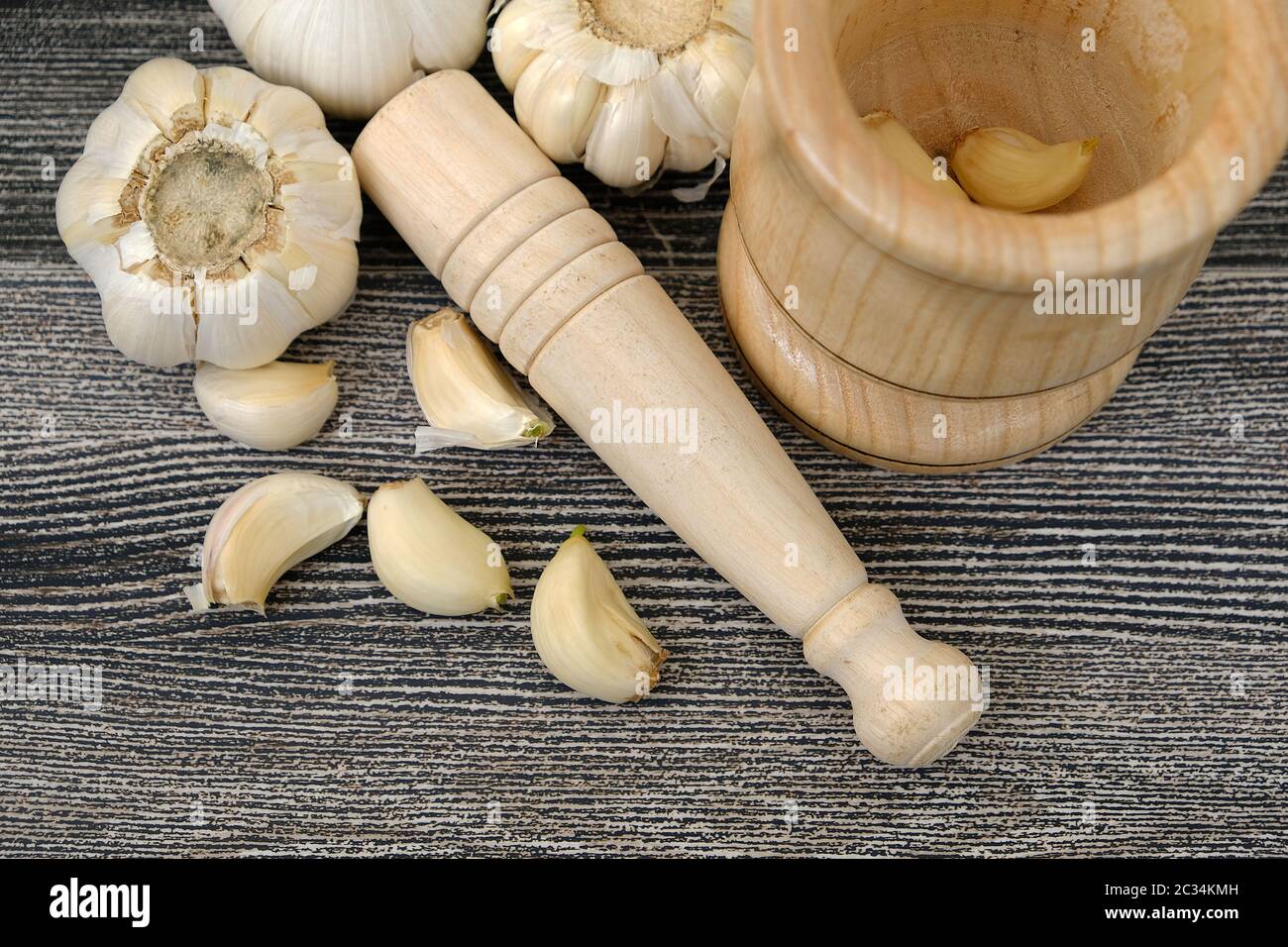 machacador para ajo y ajo en madera Fotografía de stock - Alamy