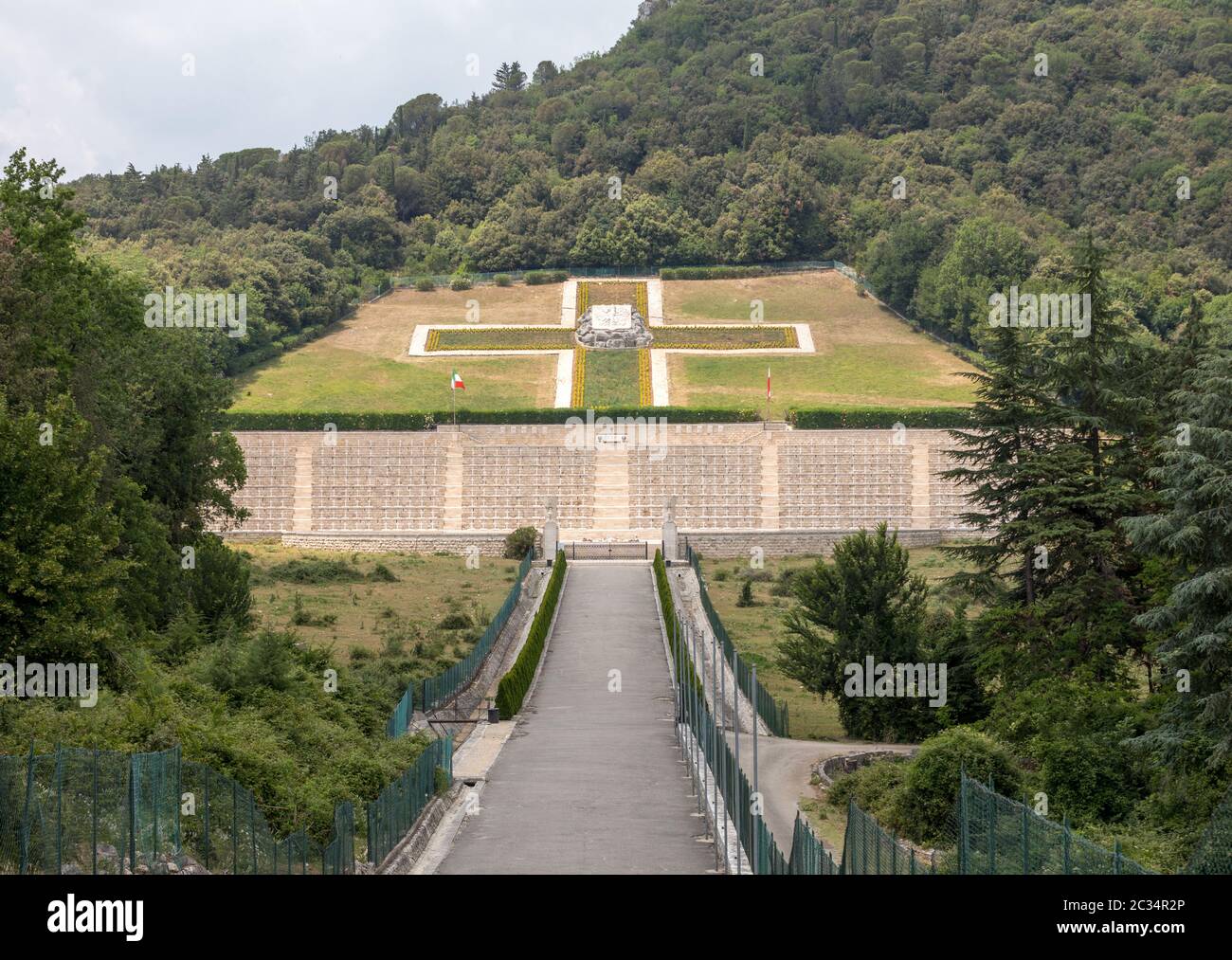 Monte Cassino, Italia - Junio 17, 2017: el cementerio de guerra polaco en Monte Cassino, una necrópolis de soldados polacos que murieron en la batalla de Monte Cassino f Foto de stock