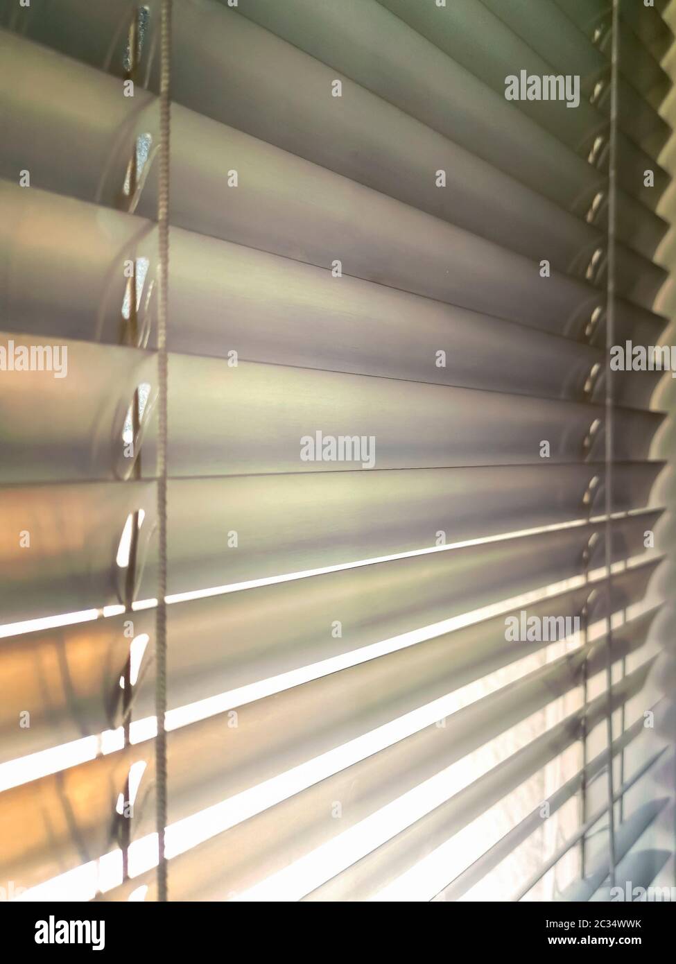 Cerrar las persianas , Sombra, ciegos o persianas fondo . Rejilla de  aluminio o vidrio obturador textura de windows Fotografía de stock - Alamy