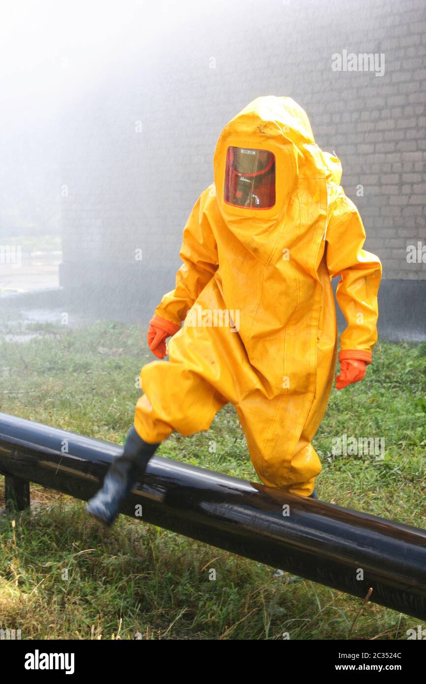 hombre en traje químico amarillo Fotografía de stock - Alamy