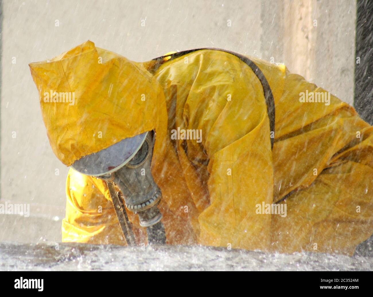 hombre en un traje amarillo de protección química corriendo bajo la