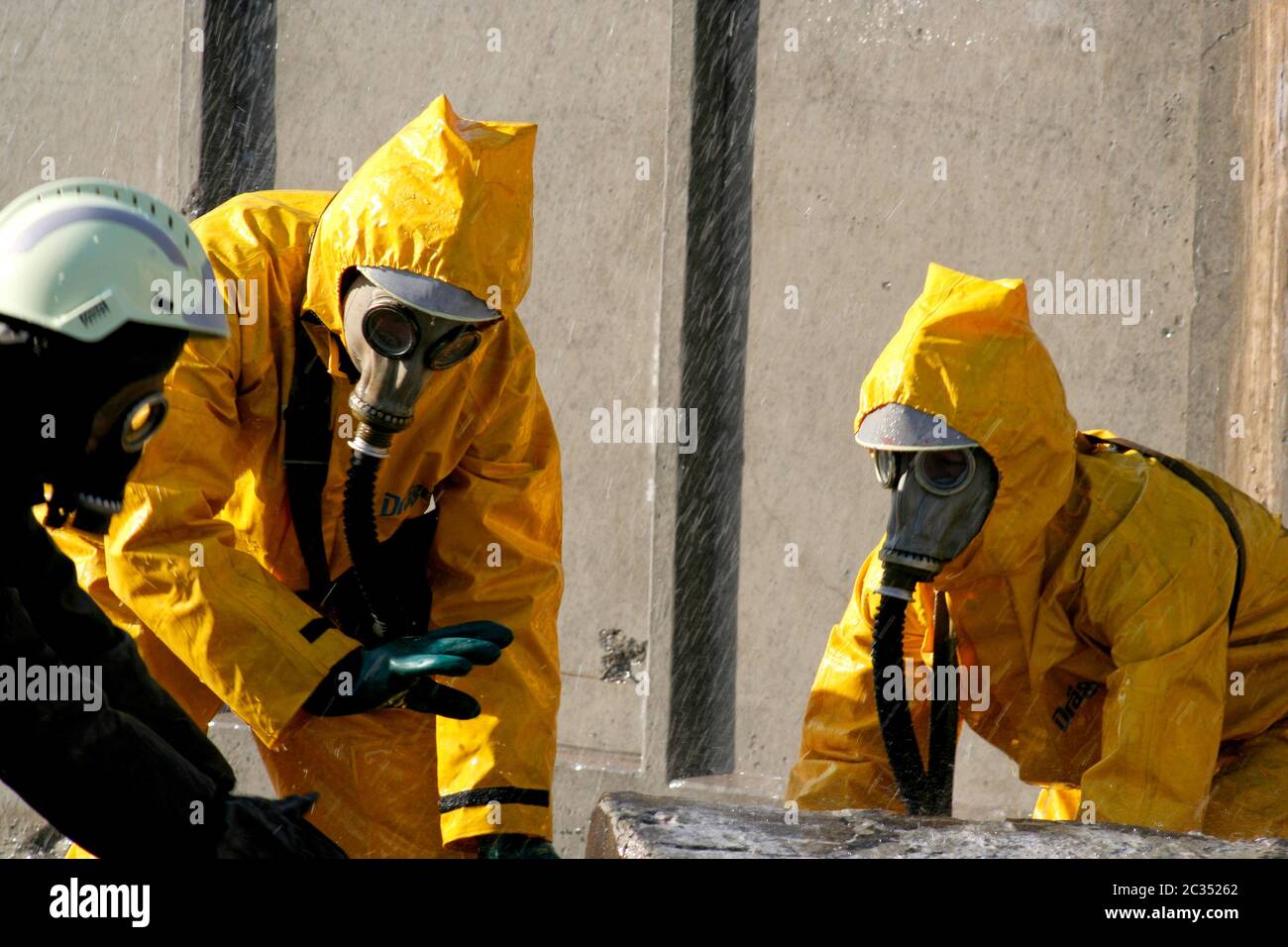 Traje de protección química amarillo fotografías e imágenes de alta