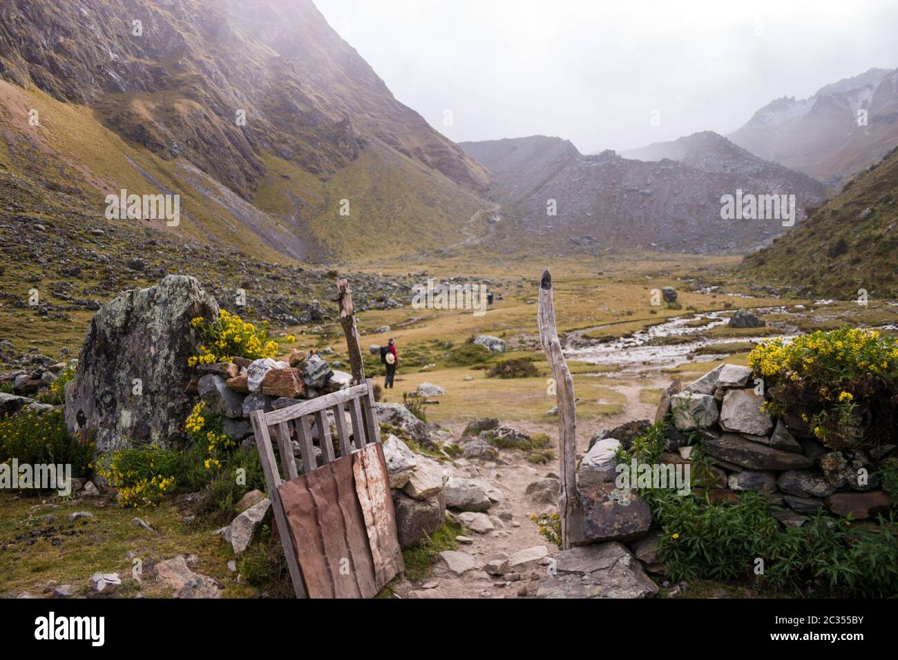 Sendero de trekking en Perú Foto de stock