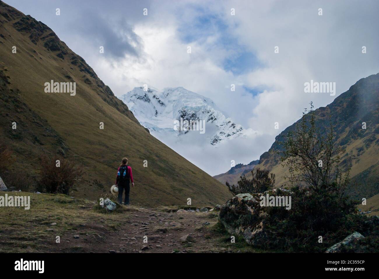 Trekking por el camino salkantay en Perú hasta Machu PICC Foto de stock