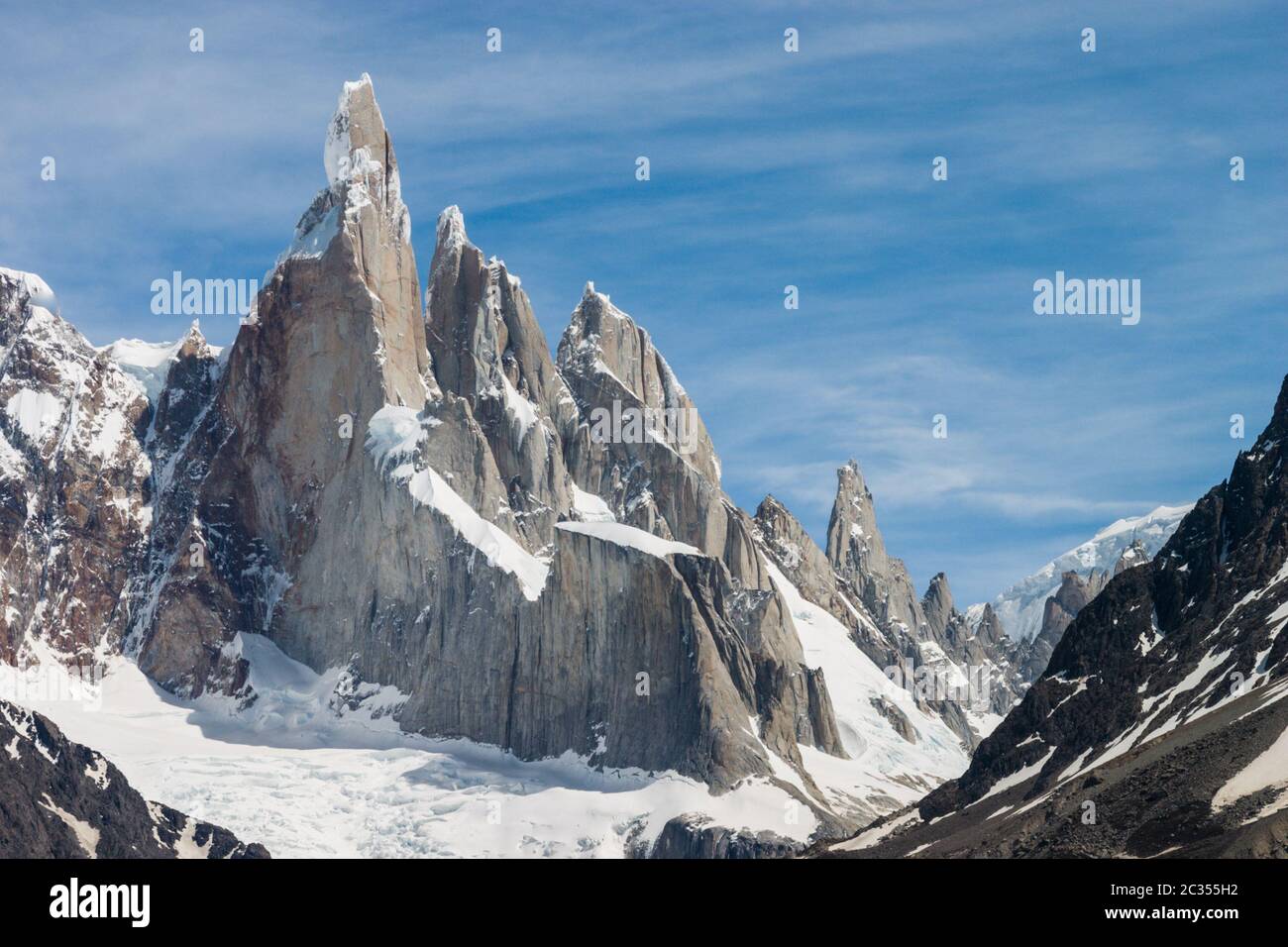 Cerro Torre en perfecto clima no nubes horizontales Foto de stock