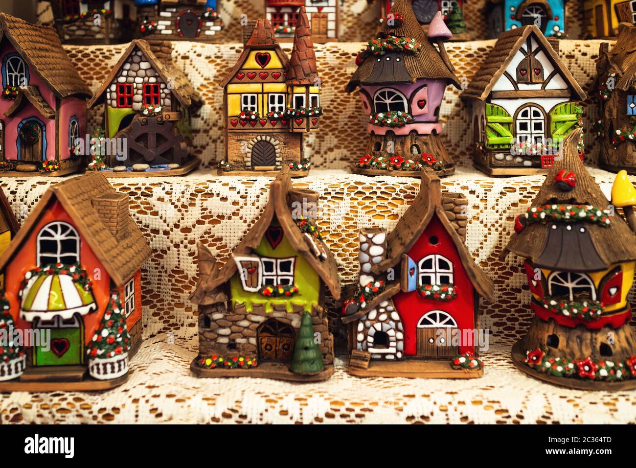 Muchas casas pequeñas de cerámica del norte de europa tradicional,  generalmente utilizadas como quemador de esencia para el hogar y el  presente de Navidad Fotografía de stock - Alamy