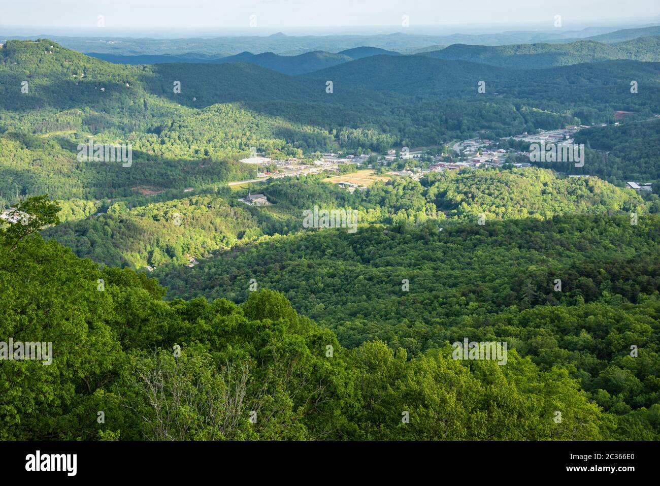 Vista de Clayton, Georgia, y las Montañas Blue Ridge desde el Parque Estatal Black Rock Mountain en Mountain City, Georgia. (EE.UU.) Foto de stock