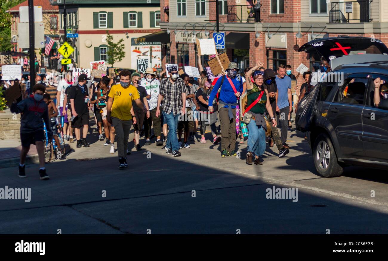 Gran protesta contra la brutalidad policial y el racismo; por la reforma policial y la justicia para George Floyd, Elijah McClain, Breonna Taylor, Ahmaud Arbery, etc. Foto de stock