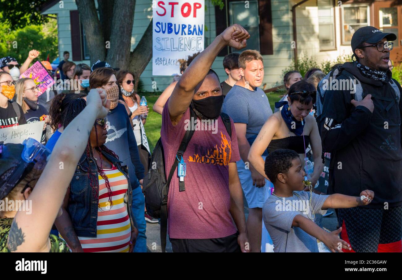 Gran protesta contra la brutalidad policial y el racismo; por la reforma policial y la justicia para George Floyd, Elijah McClain, Breonna Taylor, Ahmaud Arbery, etc. Foto de stock