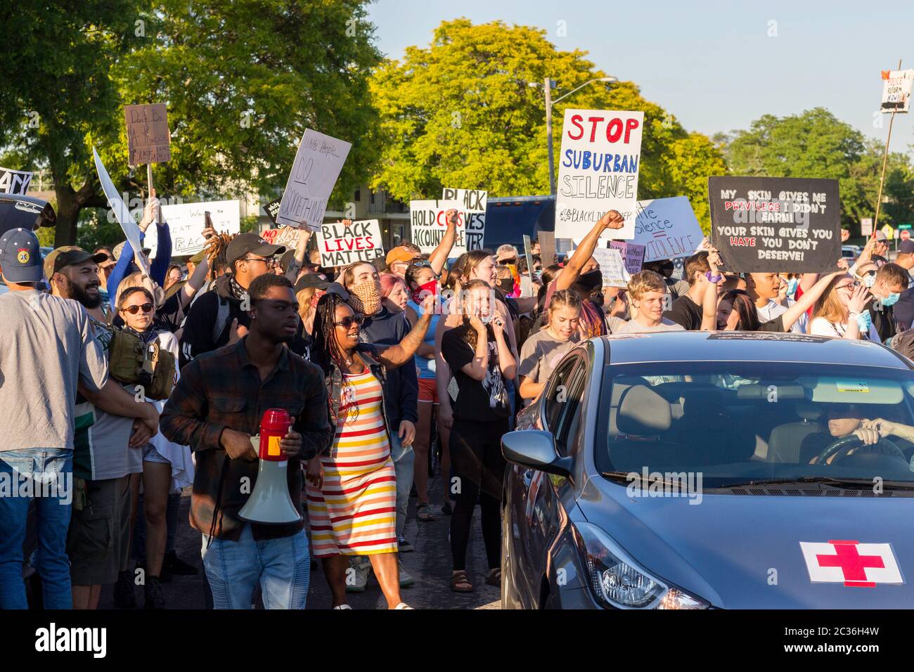 Gran protesta contra la brutalidad policial y el racismo; por la reforma policial y la justicia para George Floyd, Elijah McClain, Breonna Taylor, Ahmaud Arbery, etc. Foto de stock