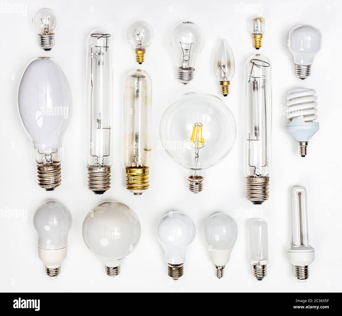 Colección de diferentes led bombillas de tungsteno y bajo consumo sobre  fondo blanco Fotografía de stock - Alamy