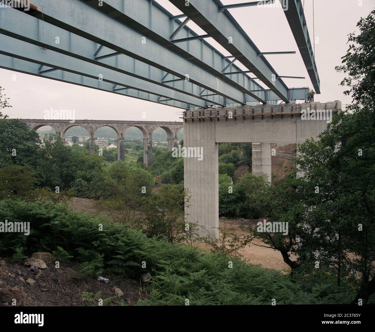 La construcción de un viaducto de carretera, en la circunvalación Merthyr Tydfil, al sur de Gales, Reino Unido en 1996 Foto de stock